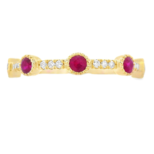 Anillo apilable de rubíes y diamantes de .46 ct en oro amarillo de 14 kt
