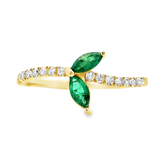 Anillo de esmeralda y diamantes de .29 ct en oro amarillo de 14 K