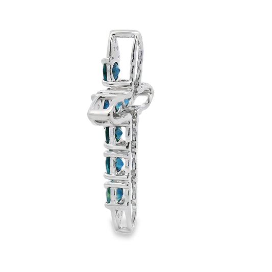 Colgante religioso de cruz con zafiro de 1,68 ct en oro blanco de 14 kt