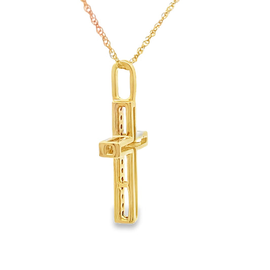 Colgante religioso de cruz con diamante de .07 ct en oro amarillo de 10 kt
