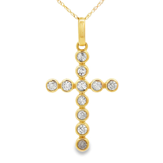 Colgante religioso de cruz con diamante de 0,50 ct en oro amarillo de 14 K