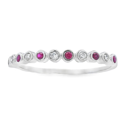 Anillo apilable de rubíes y diamantes de .13ct en oro blanco de 14kt