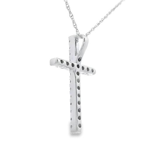 Colgante de cruz religiosa con diamante de .19 ct en oro blanco de 14 kt