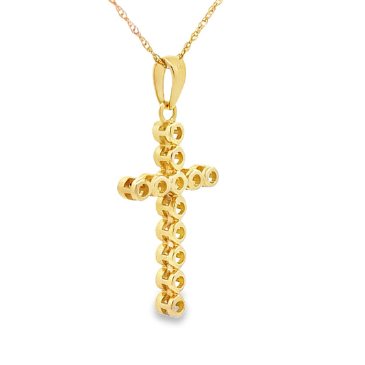 Colgante religioso de cruz con diamante de .12ct en oro amarillo de 14K