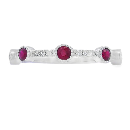 Anillo apilable de rubíes y diamantes de .46 ct en oro blanco de 14 kt