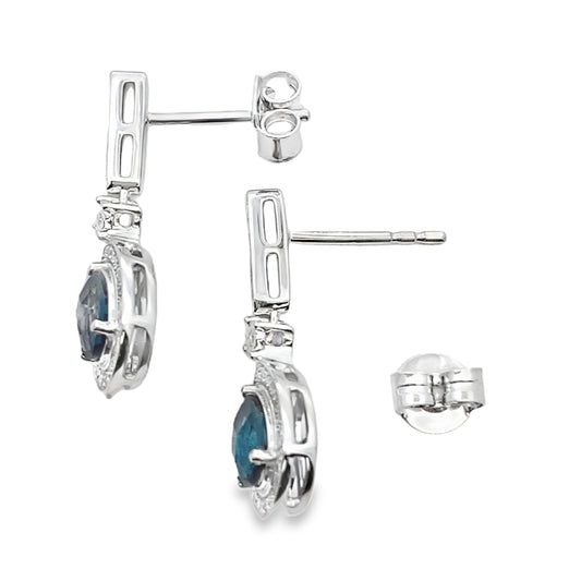 Pendientes colgantes de topacio azul Londres en oro blanco de 10 quilates
