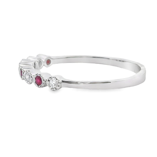 Anillo apilable de diamantes y rubíes de .14 qt. de oro blanco de 14 kt.
