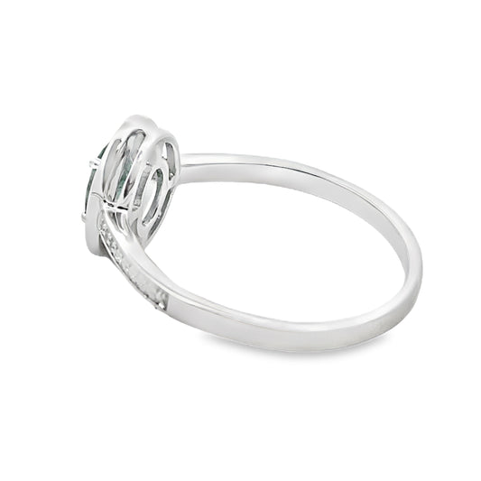 Anillo con diamante esmeralda de .49 ct en oro blanco de 10 kt