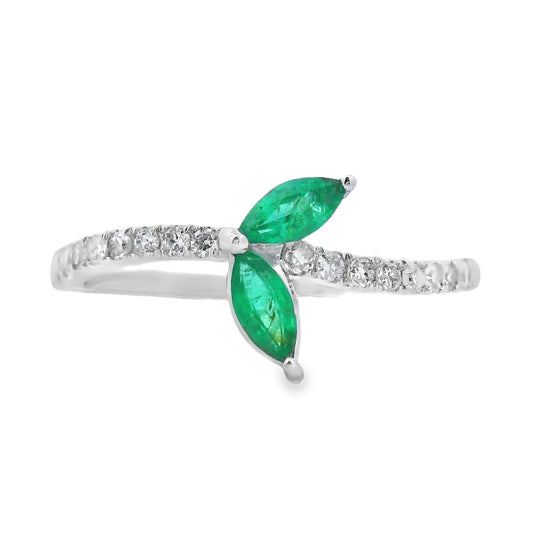 Anillo de diamante esmeralda de .29 ct en oro blanco de 14 kt