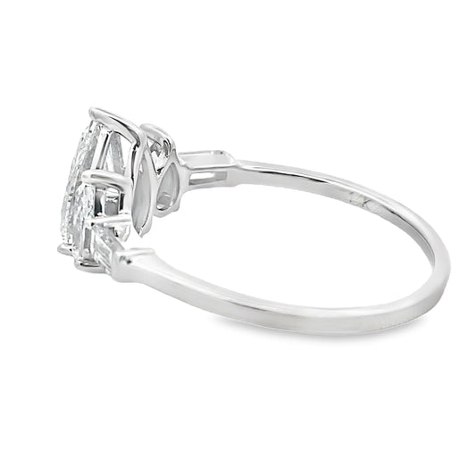 Anillo de 3 piedras de diamantes cultivados en laboratorio de 1,50 ct de oro blanco de 14 K
