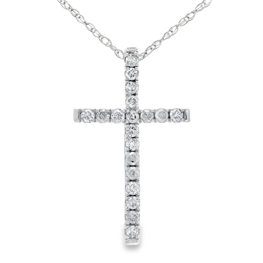 Colgante religioso de cruz con diamante de .13 ct en oro blanco de 14 kt