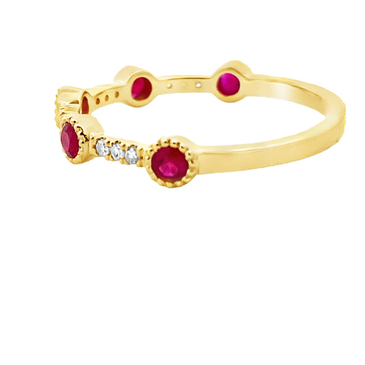 Anillo apilable de rubíes y diamantes de .46 ct en oro amarillo de 14 kt