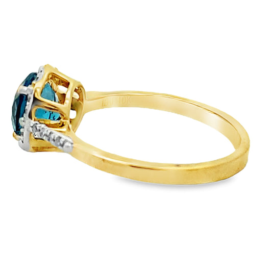 Anillo de topacio azul Londres con diamantes de 1,35 qt en oro amarillo de 10 qt