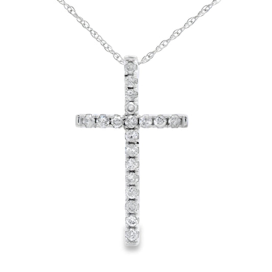Colgante de cruz religiosa con diamante de .19 ct en oro blanco de 14 kt