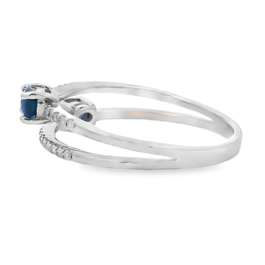 Anillo de zafiro y diamantes de .61ct natural, oro blanco de 14K