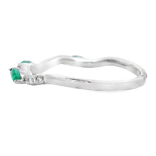 Juego de anillos apilables de oro blanco de 14K con esmeraldas y diamantes