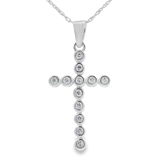 Colgante de cruz religiosa con diamantes de .12 ct en oro blanco de 14 kt