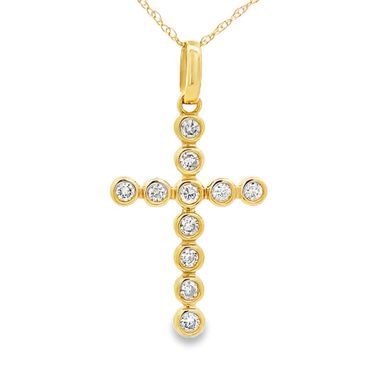 Colgante religioso de cruz con diamante de .31 ct en oro amarillo de 14 kt