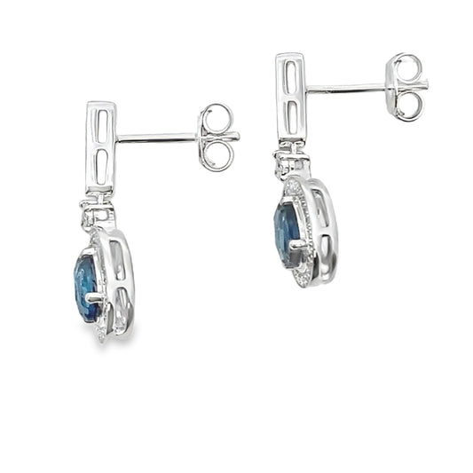 Pendientes colgantes de topacio azul Londres en oro blanco de 10 quilates