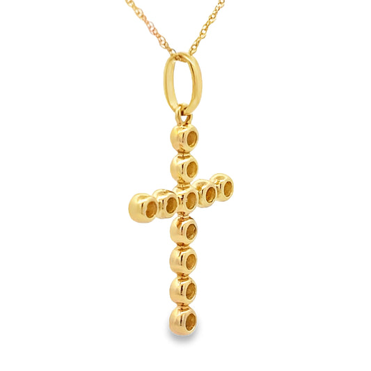 Colgante religioso de cruz con diamante de .31 ct en oro amarillo de 14 kt