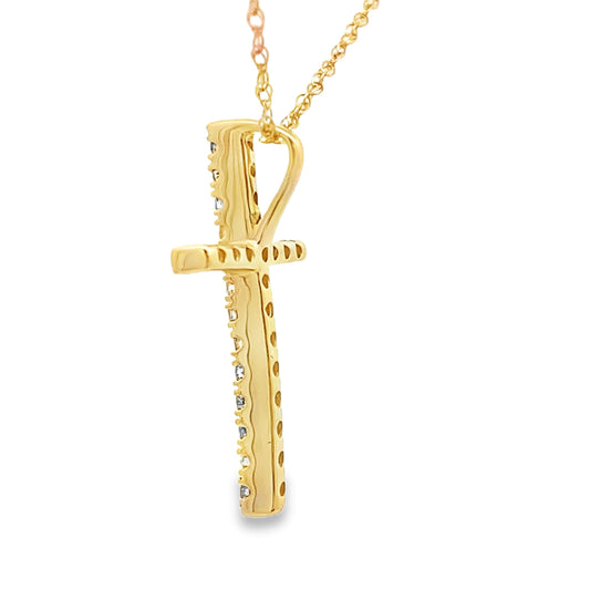 Colgante religioso de cruz con diamantes de .13 ct en oro amarillo de 14 K