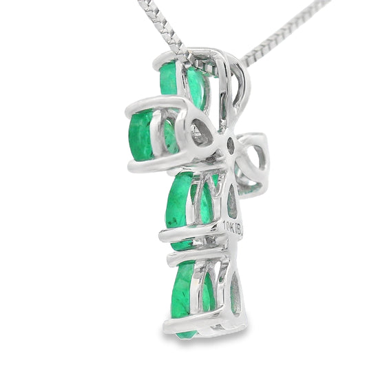 Colgante religioso de cruz con diamante esmeralda en oro blanco de 10 quilates