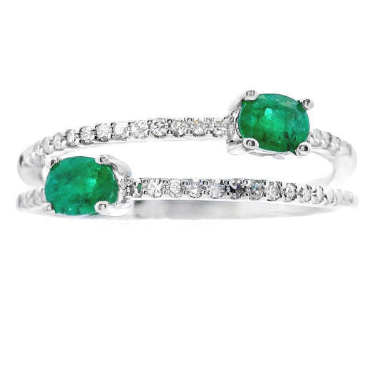 Anillo de oro blanco de 14K con diamante y esmeralda de 0,47 ct.
