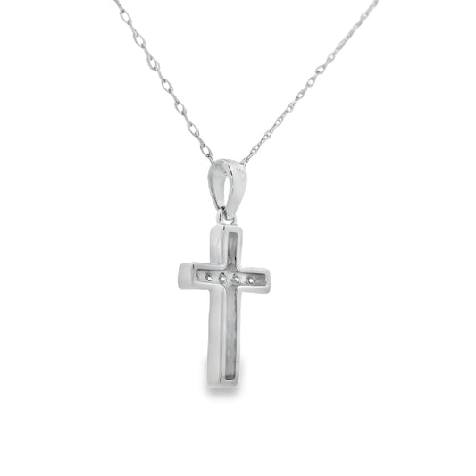 Colgante de cruz religiosa con diamantes de .12 ct en oro blanco de 14 kt