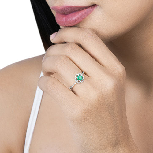 Anillo de oro blanco de 14K con esmeralda zambiana auténtica de 0,55 quilates y diamantes blancos