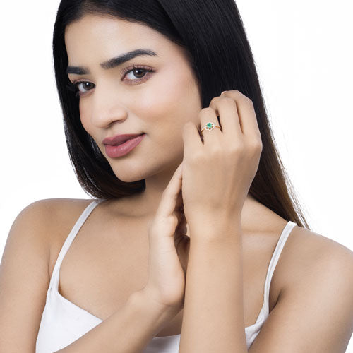 Anillo de oro amarillo de 14 quilates con esmeralda zambiana genuina de 0,55 quilates y diamante blanco