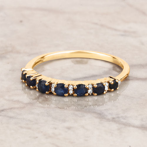 Anillo de oro amarillo de 14K con zafiro azul genuino de 0,43 quilates y diamantes blancos