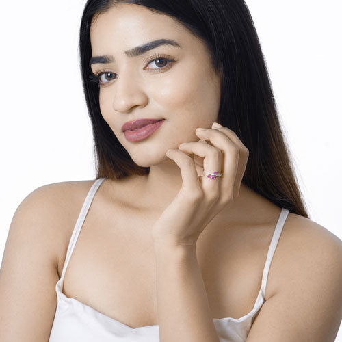 Anillo de oro blanco de 14K con rubí genuino de 0.68 quilates y diamantes blancos
