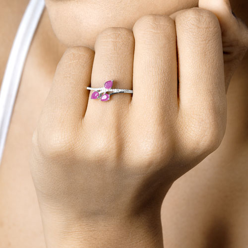 Anillo de oro blanco de 14K con rubí genuino de 0.68 quilates y diamantes blancos