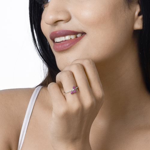 Anillo de oro blanco de 14K con rubí genuino de 0.68 quilates y diamantes blancos
