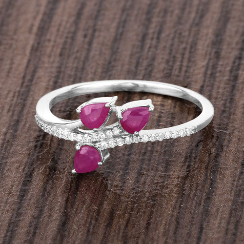 Anillo de oro blanco de 14K con rubí genuino de 0.68 quilates y diamantes blancos