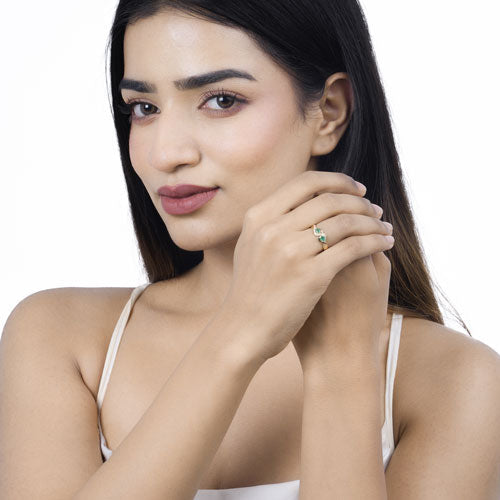 Anillo de oro amarillo de 14 quilates con esmeralda zambiana auténtica de 0,35 quilates y diamantes blancos