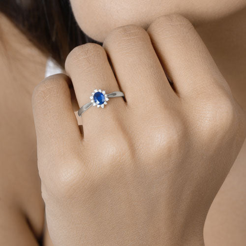 Anillo de oro blanco de 14K con zafiro azul auténtico de 0,44 quilates y diamantes blancos