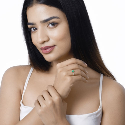 Anillo de oro blanco de 14 quilates con esmeralda zambiana auténtica de 0,67 quilates y diamantes blancos
