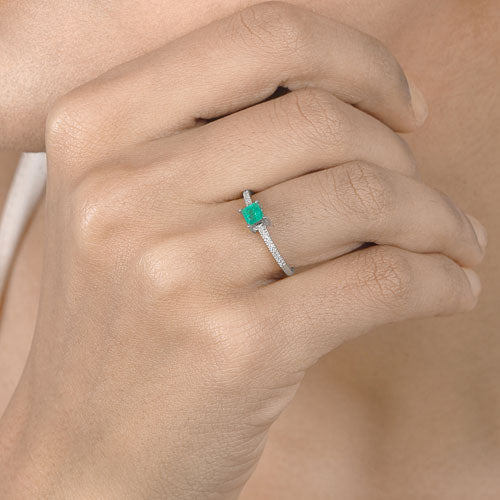 Anillo de oro blanco de 14 quilates con esmeralda zambiana auténtica de 0,67 quilates y diamantes blancos