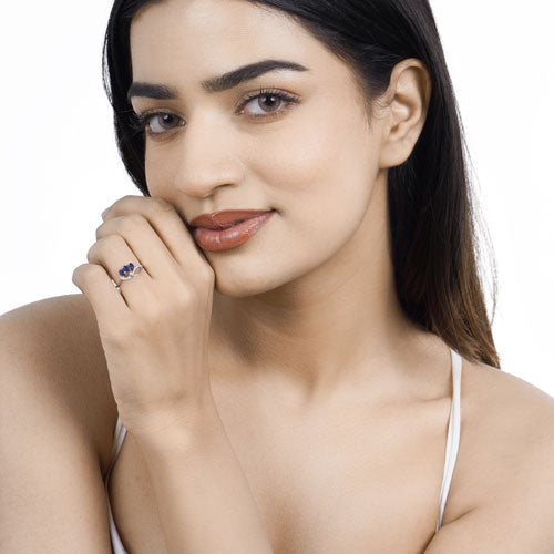 Anillo de oro blanco de 14K con zafiro azul genuino de 0,65 quilates y diamantes blancos