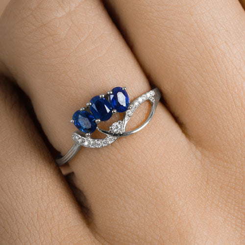 Anillo de oro blanco de 14K con zafiro azul genuino de 0,65 quilates y diamantes blancos