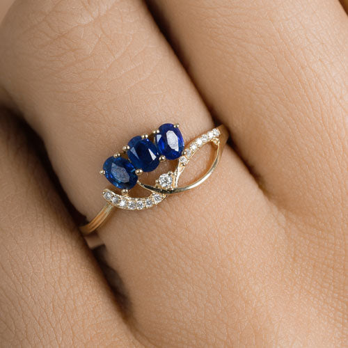 Anillo de oro amarillo de 14K con zafiro azul genuino de 0,65 quilates y diamantes blancos