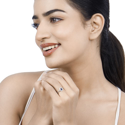Anillo de oro blanco de 14K con zafiro azul natural de 0,48 quilates y diamantes blancos