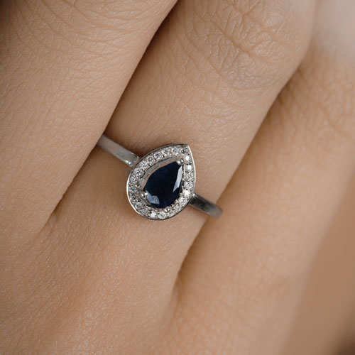 Anillo de oro blanco de 14K con zafiro azul natural de 0,48 quilates y diamantes blancos